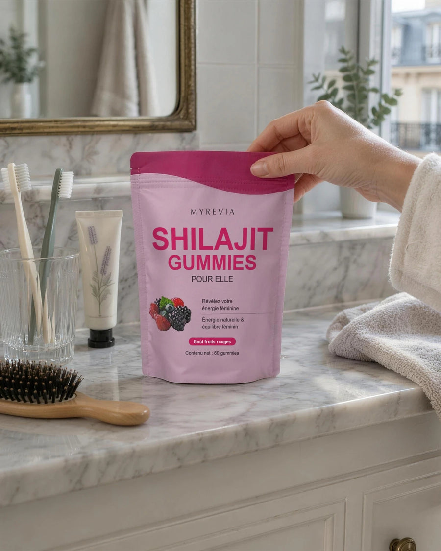 Une main attrape le sachet MYREVIA posé sur l'étagère de la salle de bain